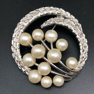 Vintage Trifari Textured Silver Tone Wreath Faux Pearl Cluster Brooch Pin 1 5/8”